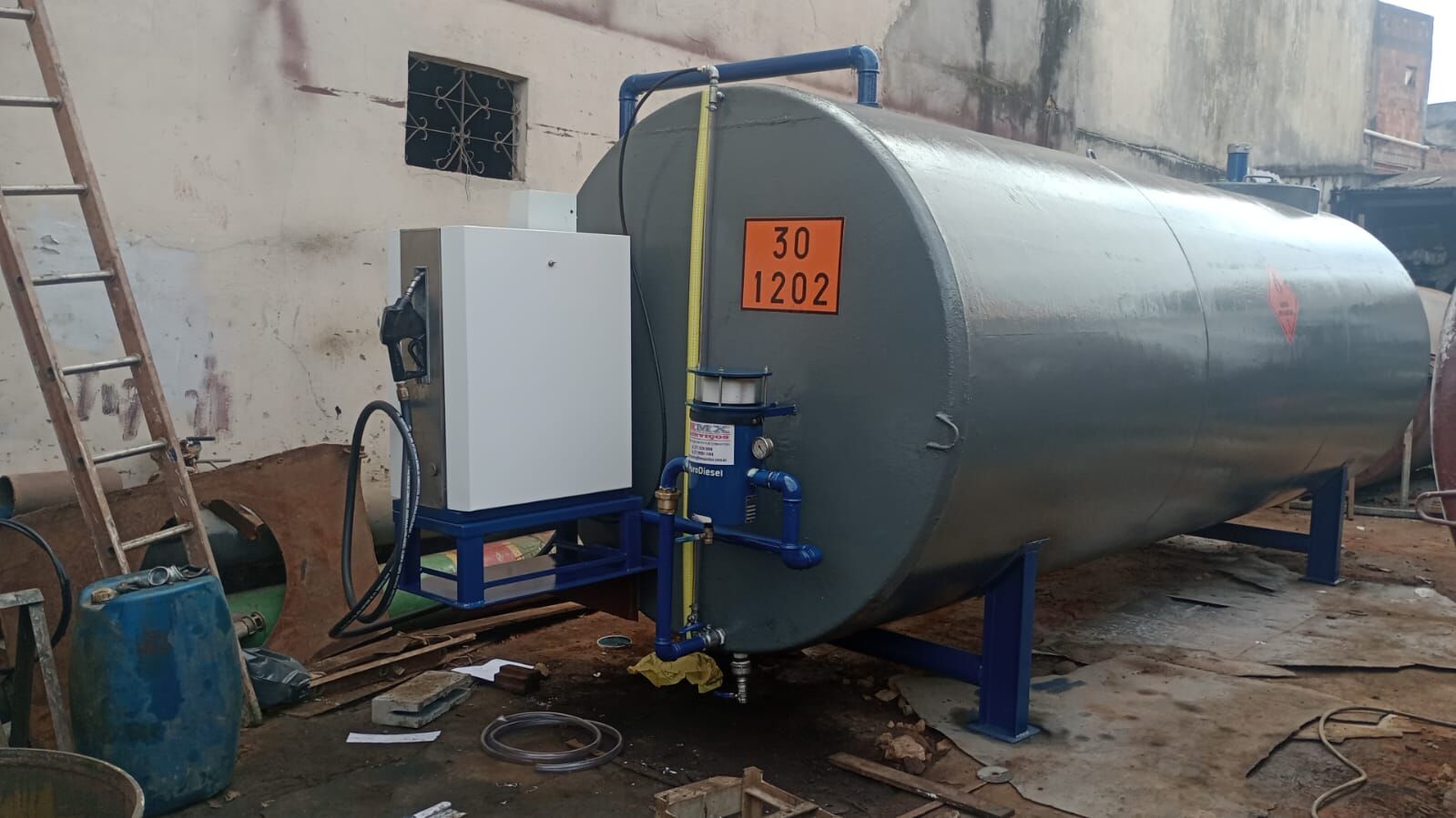 Tanque de combustível diesel aéreo cinza com bomba e filtro instalado